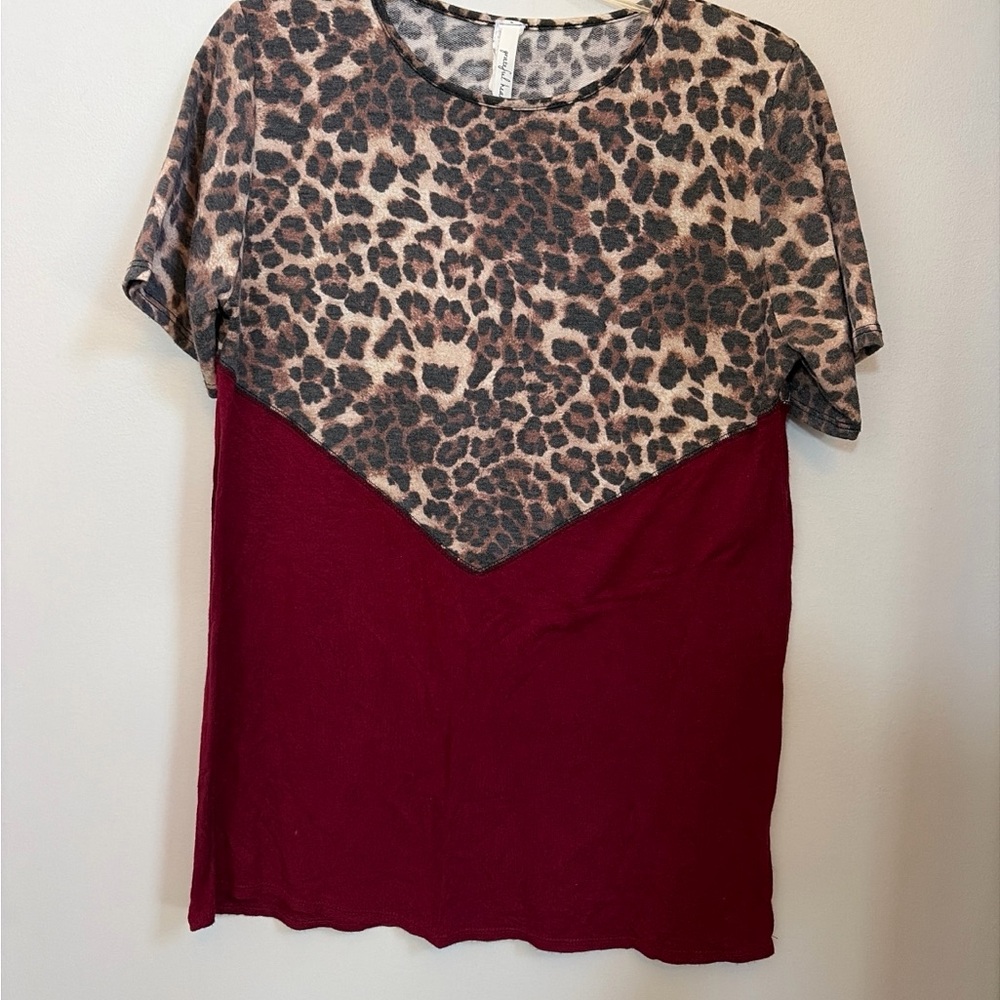 Women's Leopard Print V-Panel Short Sleeve Top in Burgundy